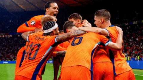 “上海海港中超征程：十二场连胜辉煌之夜”